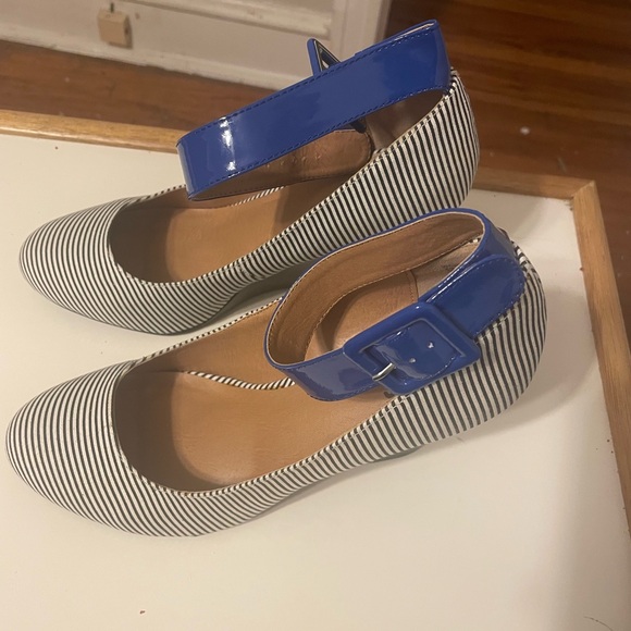 White and black striped wedge shoes - Picture 6 of 7